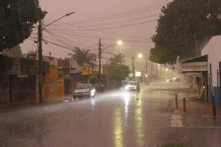 Tempestade deixou céu vermelho em Campo Grande nesta sexta-feira (15). (Foto: Paulo Francis)