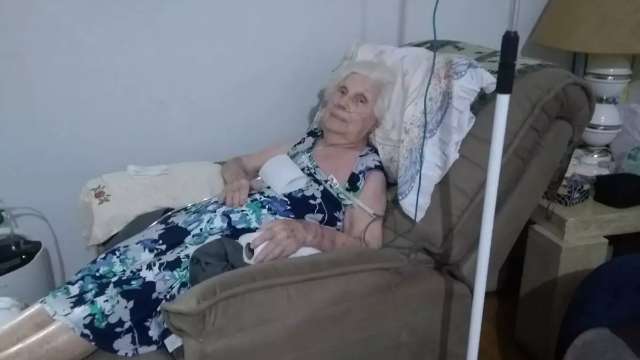 Fam&iacute;lia usa bombas de oxig&ecirc;nio emprestadas para manter idosa viva