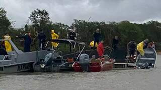 Equipes dos Bombeiros e da Marinha durante buscas no Rio Paraguai. (Foto: Divulgação)