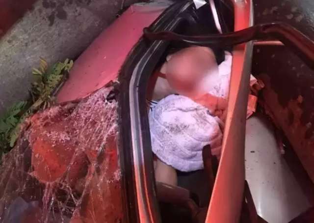 Adolescente espera por cirurgia ap&oacute;s &aacute;rvore destruir carro com ela dentro