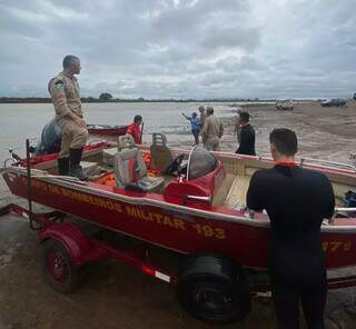 Às margens do Rio Paraguai, uma das equipes que trabalha nas buscas. (Foto: Corpo de Bombeiros/Divulgação)
