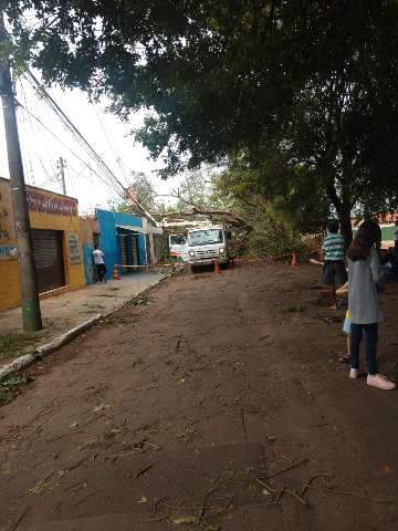 Moradores de 31 bairros ainda est&atilde;o no escuro e transtornos se acumulam 