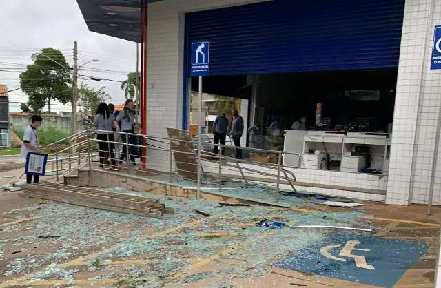Vento estourou at&eacute; vidros &quot;Blindex&quot; em casas e com&eacute;rcios da Capital