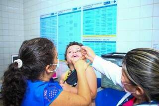 Criança recebendo dose de vacina, na USF do Itamaracá (Foto: Divulgação/Prefeitura)