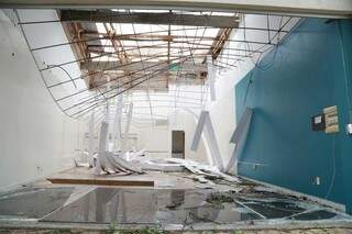 A última sala da galeria ficou completamente destruída (Foto: Kísie Aionã)