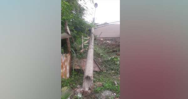 Com medo de choque, moradores abandonam casas ap&oacute;s queda de poste e fios