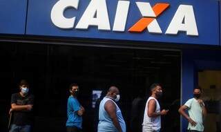 Trabalhadores na fila da Caixa Econômica Federal, responsável pelo pagamento dos abonos (Foto: Agência Brasil)