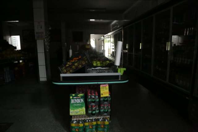 Bairros da Capital continuam sem energia mais de 16 horas ap&oacute;s temporal 