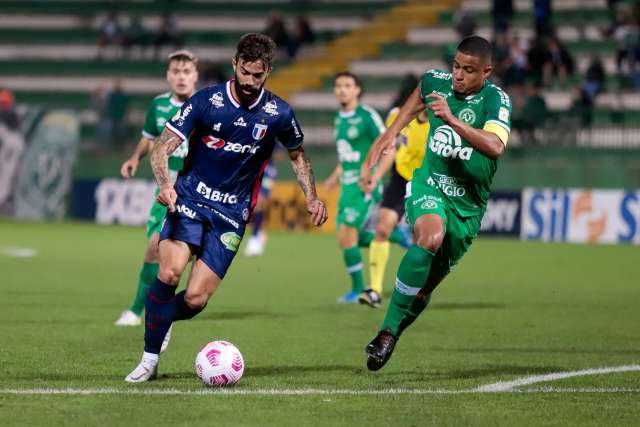 Em jogo com tr&ecirc;s gols anulados, Fortaleza vence a Chapecoense por 2 a 1 