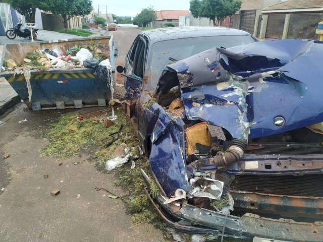 Motorista perde controle da direção e carro fica destruído após bater em caçamba