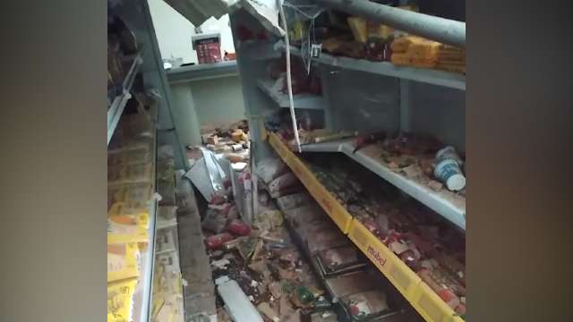 Torre cai sobre mercearia e propriet&aacute;ria estima preju&iacute;zo em R$ 600 mil 