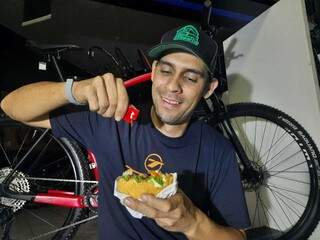 Empresário Valter Antonio Ferreira Colman comendo lanche, que pediu por delivery. (Foto: Caroline Maldonado)