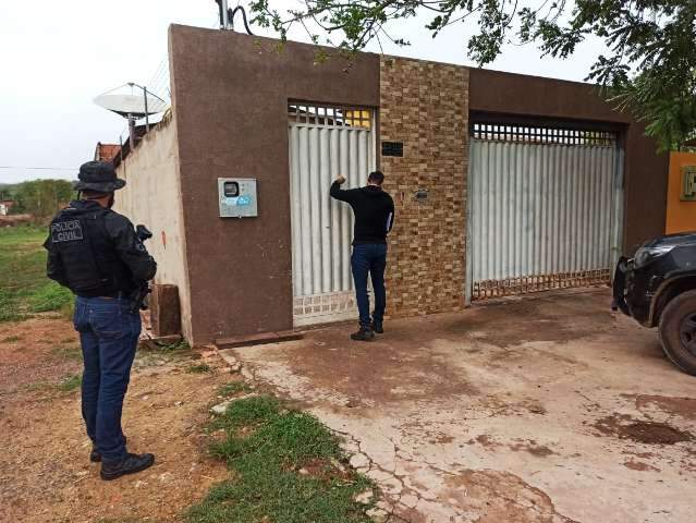 Homem que atropelou e esfaqueou o ex-amante da esposa &eacute; preso 