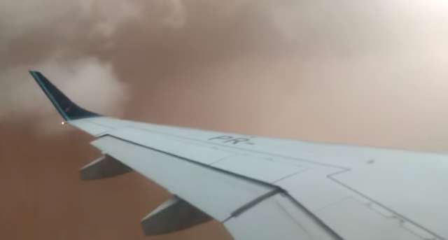Passageiros vivem &quot;pesadelo&quot; ao atravessar tempestade de areia em pleno voo