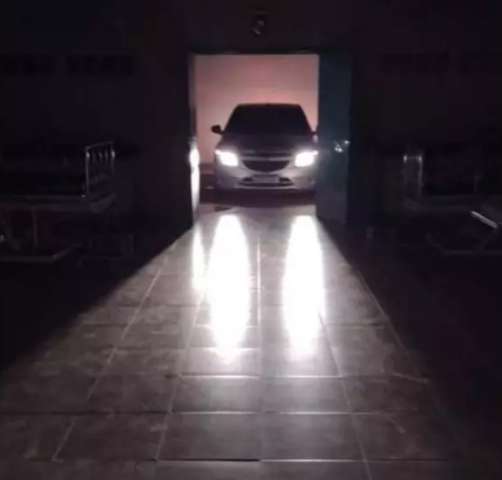 Na &quot;arte do improviso&quot;, farol de carro &eacute; usado para iluminar UPA &agrave;s escuras