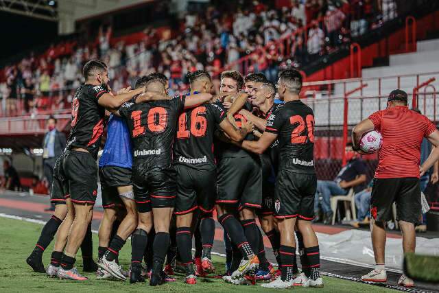 Atl&eacute;tico-GO vence o Atl&eacute;tico-MG com virada de 2 a 1