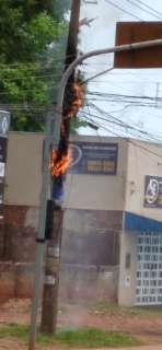 Poste pega fogo e derruba fiação na Avenida Três Barras