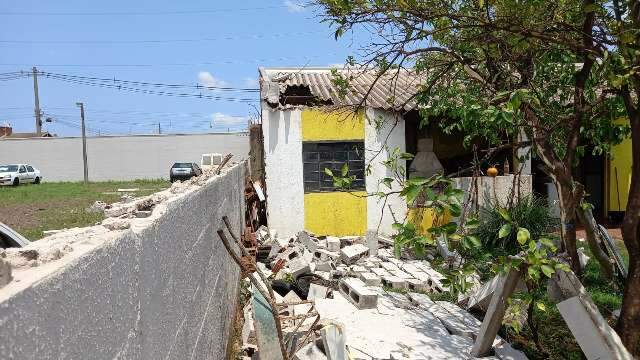 Muro desaba e causa preju&iacute;zo a cinegrafista no Morada do Sossego