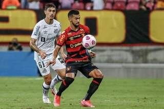 Disputa de bola durante a partida desta noite. (Foto: Paulo Paiva/AGIF)