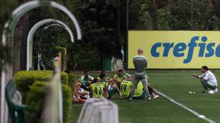 Técnico Abel Ferreira, à direita, conversa com jogadores antes de treino (Foto: Palmeiras/Divulgação)
