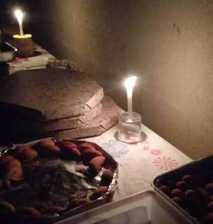 Vendedora de salgados teve de improvisar e fazer frituras &#34;à luz de velas&#34; (Foto: Direto das Ruas)