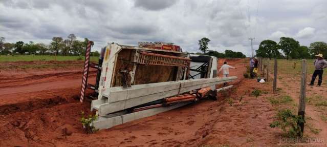 Caminh&atilde;o com postes de concreto que ajudariam no p&oacute;s-vendaval tomba na MS-134