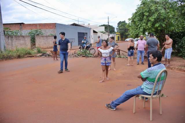 Moradores bloqueiam rua em protesto contra falta de energia