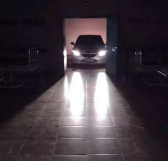 Na "arte do improviso", farol de carro é usado para iluminar UPA às escuras
