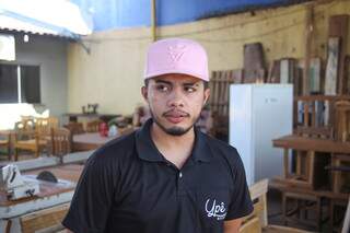Pedro Henrique Gil, de 24 anos, conta que andarilhos já furtaram mesas e cadeiras. (Foto: Paulo Francis)