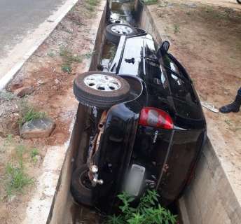 Carro despenca em vala e motorista desaparece após acidente em Coxim