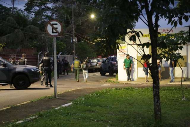 Mulheres foram feitas ref&eacute;ns ap&oacute;s vizinhos acionarem a PM, que frustrou assalto