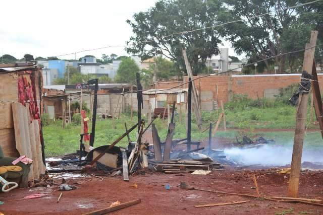 Ap&oacute;s briga com namorada, jovem de 19 anos ateia fogo em barraco e foge