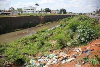 Lixo espalhado às margens do Rio Anhanduí, na Ernesto Geisel. (Foto: Paulo Francis)