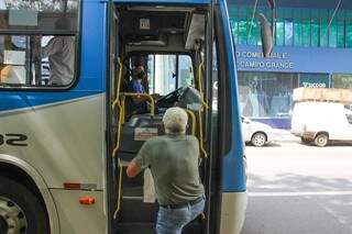 Passageiro subindo em ônibus do transporte coletivo da Capital. (Foto: Marcos Maluf/Arquivo)
