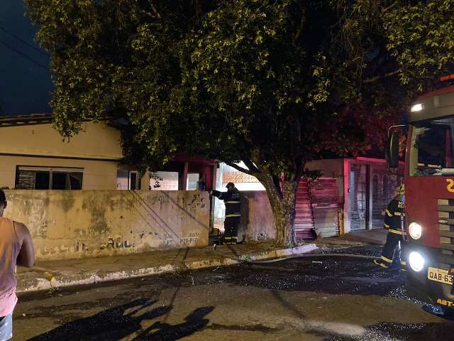 Vela de 7 dias causa inc&ecirc;ndio e casa fica parcialmente destru&iacute;da na Capital 