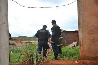 Policiais militares no local do crime (Foto: Paulo Francis)