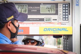Alta nos combustíveis faz com que R$ 30 de gasolina não sejam suficientes sequer para comprar 5 litros do combustível (Foto: Henrique Kawaminami/Arquivo)