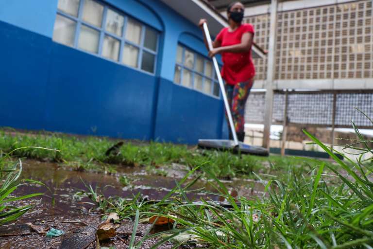 Profissionais de limpeza e monitores da escola fizeram mutirão para limpar o local (Foto: Henrique Kawaminami)