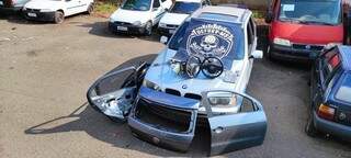 BMW e peças de outros três veículos roubados foram apreendidos. (Foto: Divulgação/PCMS)