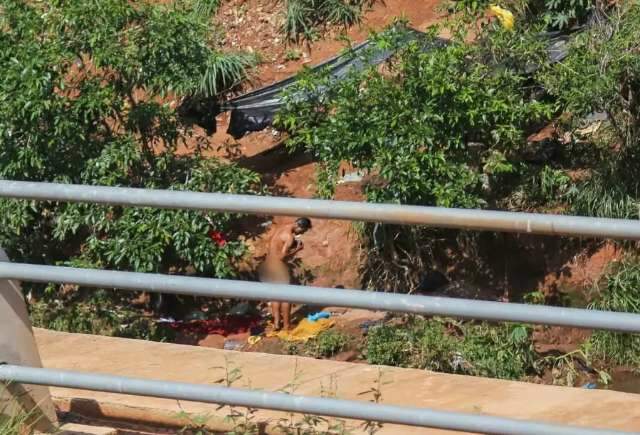 Sem teto, homem toma banho pelado em rio da Ernesto Geisel
