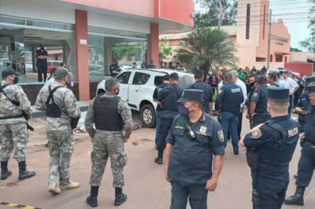 Rapaz achado morto foi quem atirou em principal alvo de chacina, diz pol&iacute;cia
