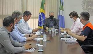 Reinaldo recebeu secretários e diretor-presidente da Energisa no gabinete da Governadoria. (Foto: Chico Ribeiro/Subcom-MS)