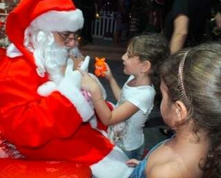 Seu Guga como Papai Noel em uma das festas com crianças. (Foto: Arquivo Pessoal)