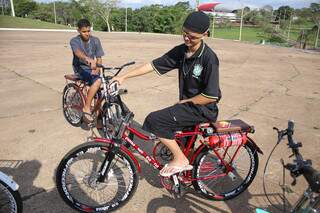 Óculos Julietem, camiseta de time e bicicleta turbinada fazem o estilo de quem gosta de empinar. (Foto: Paulo Francis)