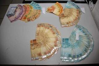 Dinheiro em espécie apreendido soma R$ 25 mil. (Foto: Paulo Francis)