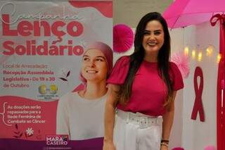 Mara Caseiro no espaço onde será arrecadado lenço solidário para mulheres com câncer na Assembleia. (Foto: Divulgação)