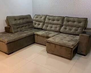 Sofazão Milão, retrátil, reclinável e ainda com chaise: em 10x de R$ 299,00. (Foto: Divulgação)