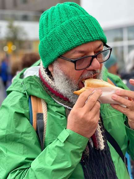 Fernandes comendo o pylsa, o melhor hot-dog do mundo, testado e aprovado, segundo ele. 