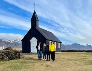 Fernandes e mais três amigos que vivem em Mato Grosso do Sul estiveram na Islândia e curtiram muitas aventuras. Na foto eles estão em Budyr. (Foto: Arquivo Pessoal)