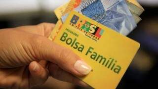Beneficiária com cartão de programa federal que deve mudar de nome (Foto: Agência Brasil)